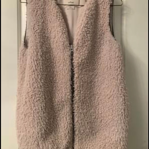 Aritzia- Chatou Vest - Picture 2 of 3